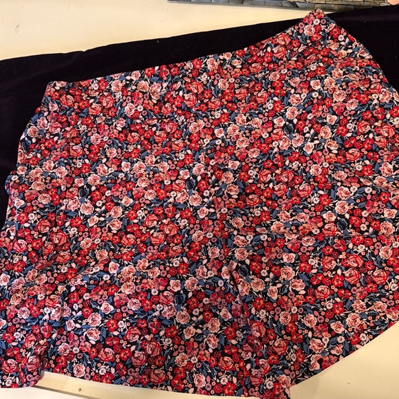 J. Jill Wearever Collection Red Navy Pink Floral Full Leg Shorts - Picture 1 of 6